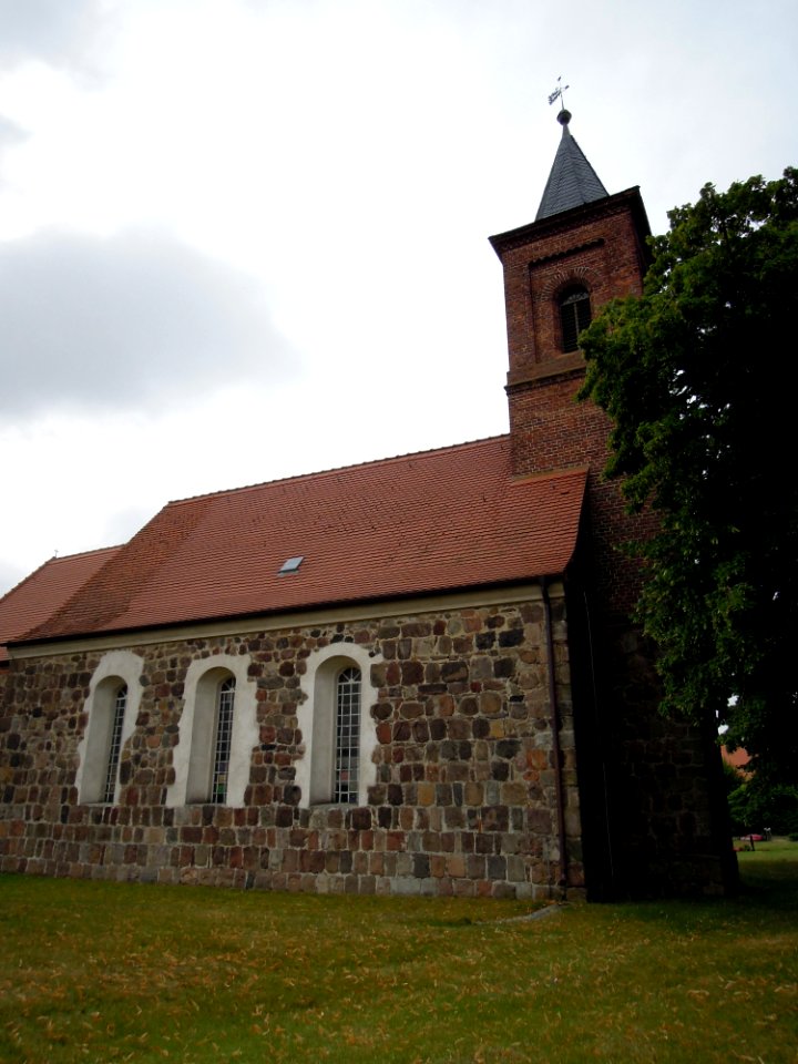 Kirche Gadegast -Nordansicht Turm und Schiff hochkant- August 2020