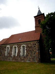 Kirche Gadegast -Nordansicht Turm und Schiff hochkant- August 2020
