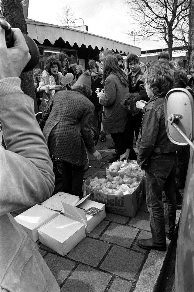 Kabouters hebben markt ingericht waar onbespoetn groente worden verkocht, Bestanddeelnr 923-4835