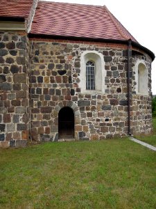 Kirche Gadegast -Südfassade vom Chor mit Seitenportal- August 2020