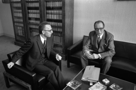 Kabinetsformateur Ruppert (rechts) en Minister Nelissen, Bestanddeelnr 926-0826