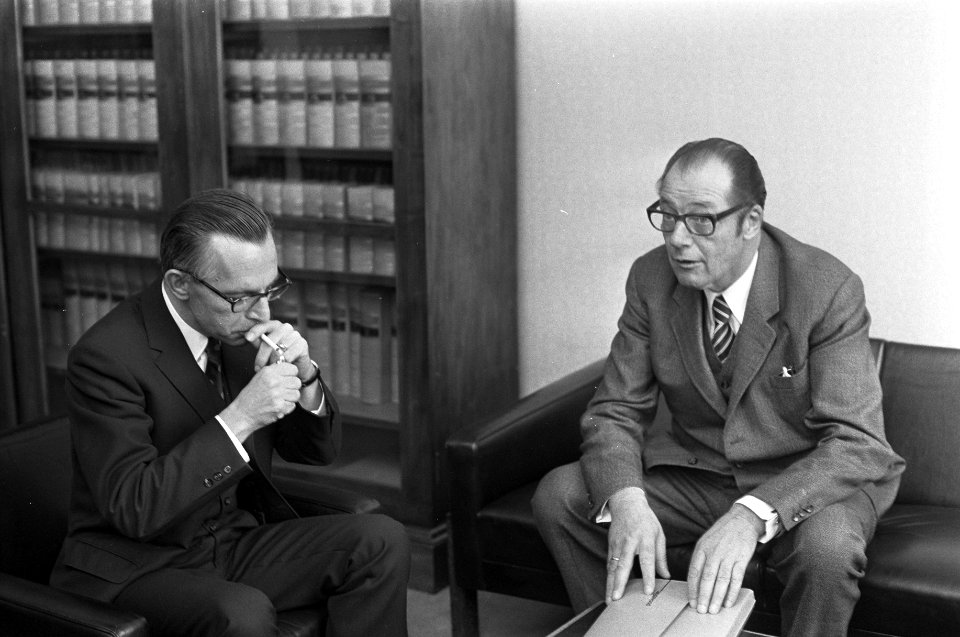 Kabinetsformateur Ruppert (rechts) en Minister Nelissen, Bestanddeelnr 926-0825