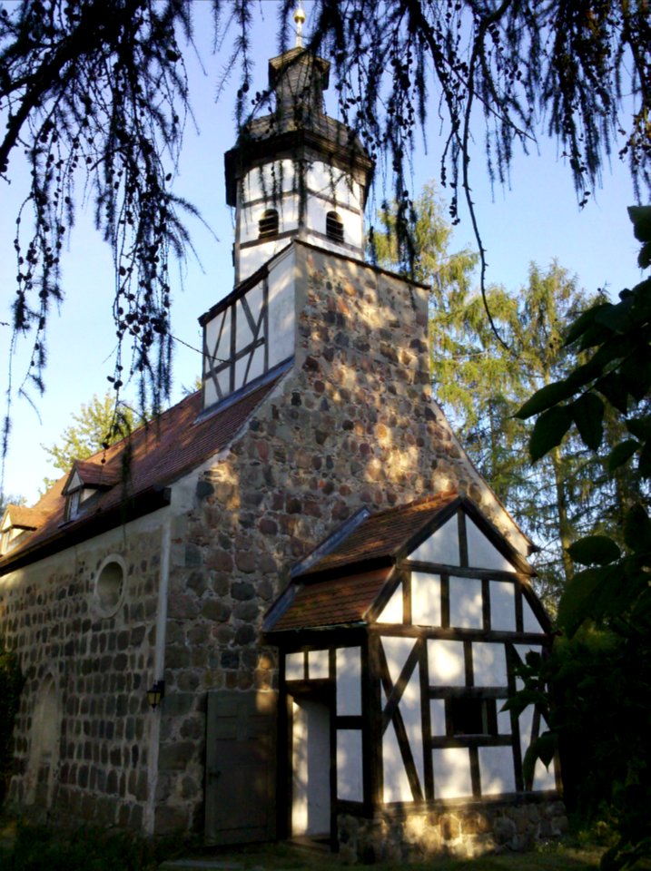 Kirche Bülzig -Vorbau mit Zutritt unterhalb Kirchturm- im Juli 2020a