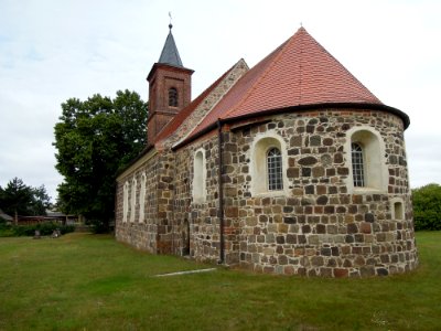 Kirche Gadegast -Ostsüdostansicht mit halbrunder Apsis- August 2020