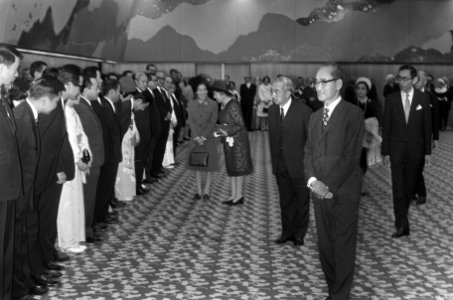 Keizer Hirohito en echtgenote bezoeken Okurahotel Amsterdam, Keizer en echtgenot, Bestanddeelnr 925-0275