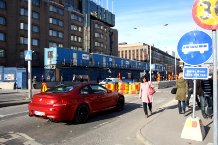 Klarabergsgatans bussfil med bil