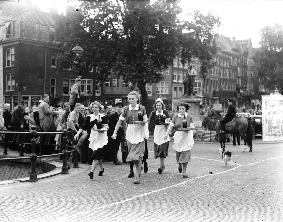 Kelners en diensters race op Thorbeckeplein te Amsterdam, Bestanddeelnr 904-6673