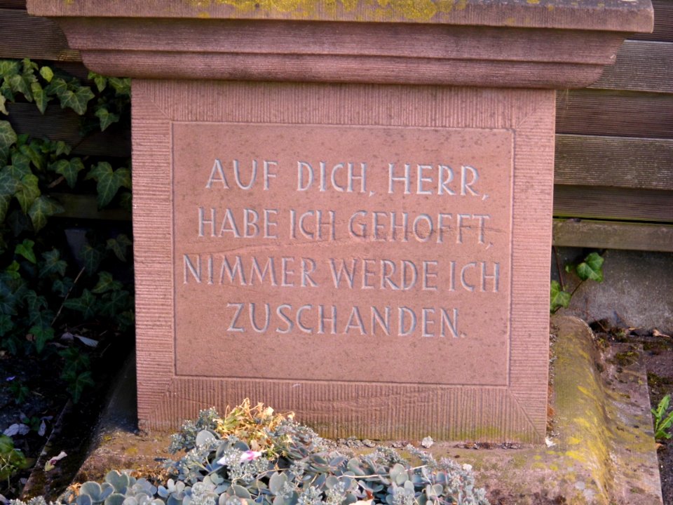 Kelkheim-Münster, Pieta vor Frankfurter Straße 141, Sockel
