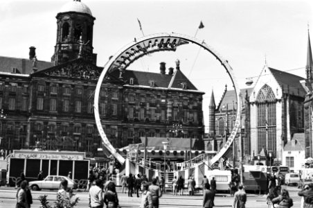 Kermis op de Amsterdamse Dam, kermis met op achtergrond het Paleis en de Nieuwe Kerk, Bestanddeelnr 931-4474