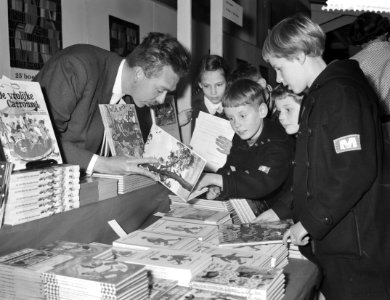 Kinderboekenweek in de Bijenkorf, Jean Dulieu verkoopt zijn boeken, Bestanddeelnr 911-1406