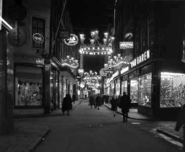 Kerstversiering te Amsterdam, Kalverstraat, Bestanddeelnr 914-6075