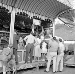 Kermisterrein aan de Rummelplatz met feestgangers bij de schiettent, Bestanddeelnr 254-3910