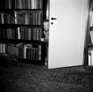 Kind van Lis Groes, vermoedelijk Eske in de deuropening, Bestanddeelnr 252-8994