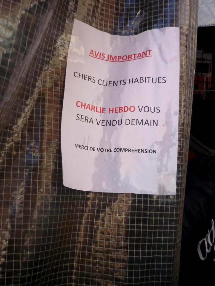 Kiosque à journaux en face du métro Pernety - 14 janvier 2015 après-midi - Plus de Charlie Hebdo - Tout a été vendu le matin tôt.P1340322