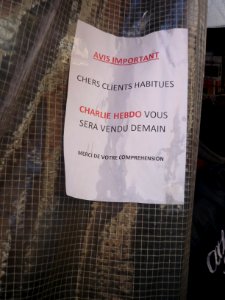 Kiosque à journaux en face du métro Pernety - 14 janvier 2015 après-midi - Plus de Charlie Hebdo - Tout a été vendu le matin tôt.P1340322