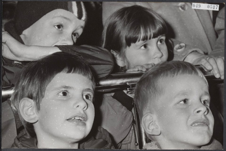 Kinderen, sinterklaasfeesten, sint nicolaas, Bestanddeelnr 049-0517