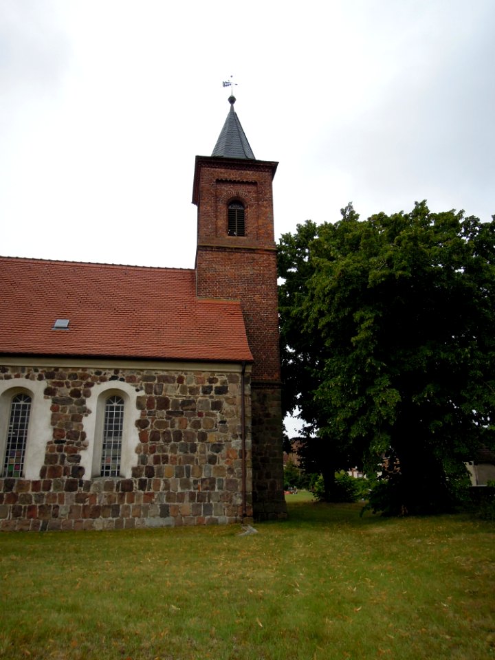 Kirche Gadegast -Nordansicht Turm mit Westschiff hochkant- August 2020