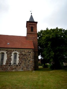 Kirche Gadegast -Nordansicht Turm mit Westschiff hochkant- August 2020
