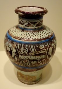 Jar with calligraphic decoration in kufic script, Syria, Rakka, Ayyubid period, late 12th or early 13th century, earthenware w. underglaze blue painting, transparent glaze, luster - Cincinnati Art Museum - DSC04030