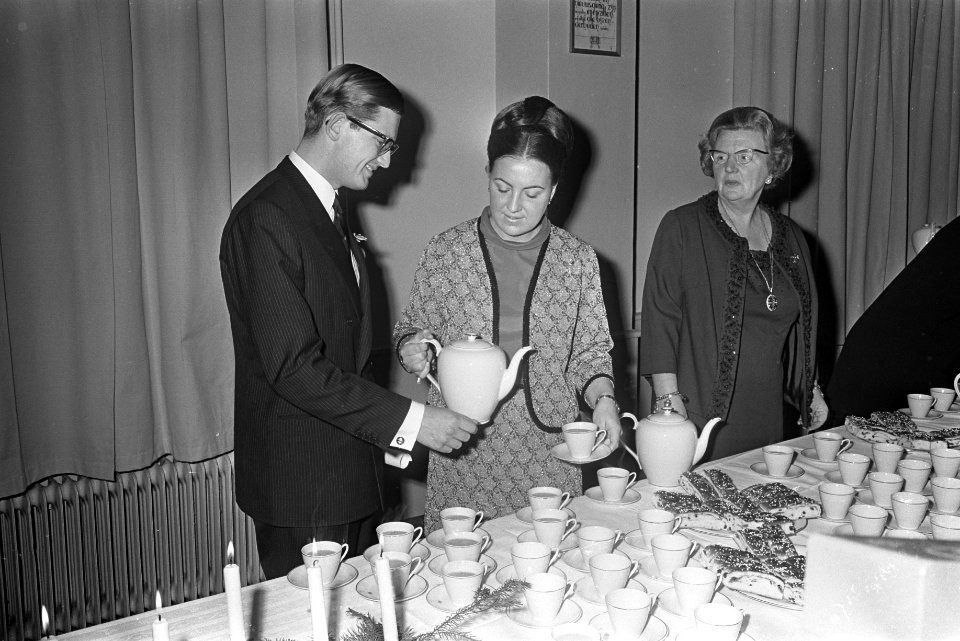 Kerstviering op paleis Soestdijk , Pieter krijgt van prinses Margriet kop chocol, Bestanddeelnr 919-9052