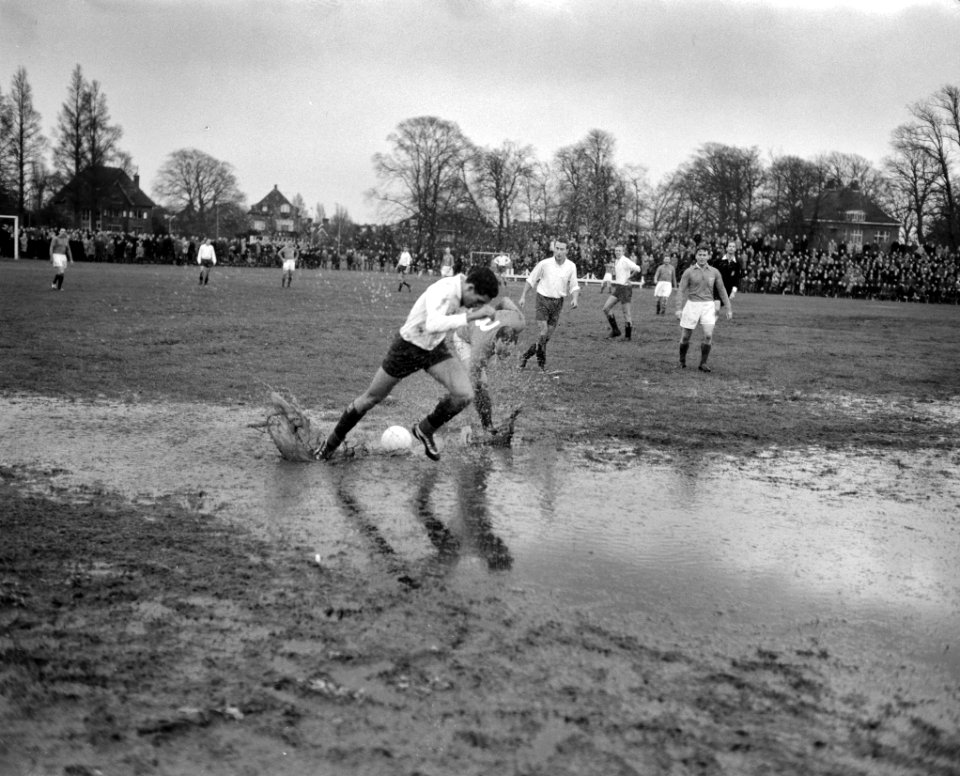 KHFC tegen oud internationals 1-1 Joop van Stoffelen , Biesbrouck en Abe Lenstr, Bestanddeelnr 913-3547