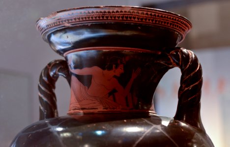 Jeune homme au banquet – Amphore à col – MSR – Rituels Grecs – G 30