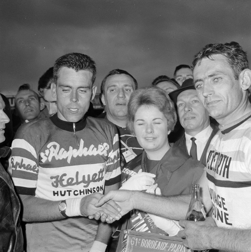 Jo dee Roo (links) wint Bordeaux-Parijs Rechts de Fransman François Mahé die 2e, Bestanddeelnr 913-9818