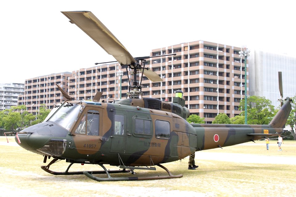 JGSDF UH-1J camp-fukuoka 20090524 135244