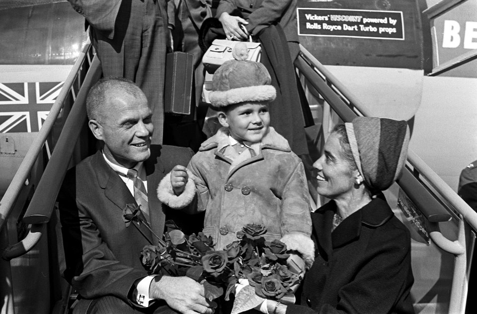 John Glenn met echtgenote Anna Margaret Castor en zoontje op de vliegtuigtrap, Bestanddeelnr 918-2901