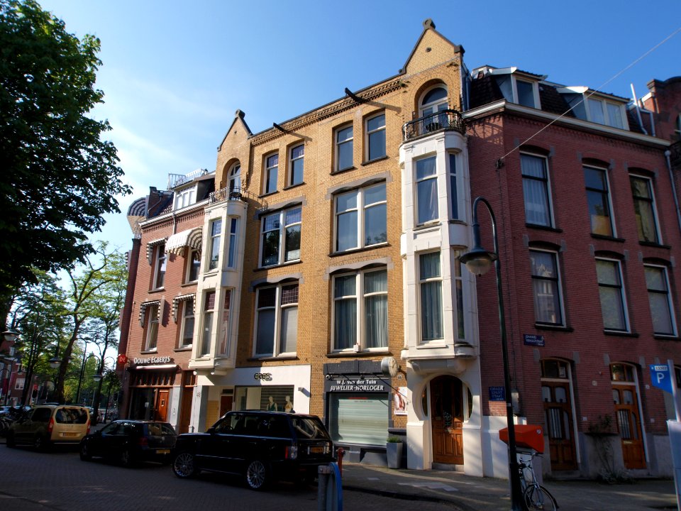 Johannes Verhulststraat en Cornelis Schuytstraat met No 46, Juwelier-Horloger WJ van der Tuin