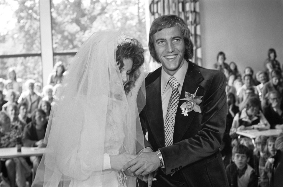 Johan Neeskens getrouwd met Marianne Schiphof in Heemstede tijdens trouwplechti, Bestanddeelnr 927-3304