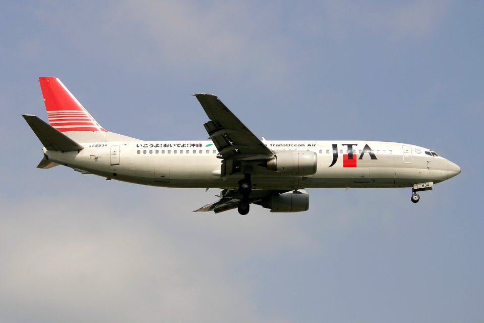 JapanTransoceanAir B737-400 fukuoka 20040926140154