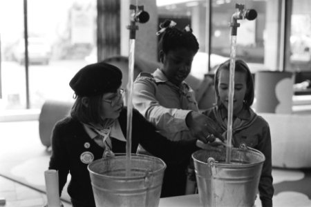 Jeugdwaterdag met als thema Water en Milieu jongeren bij één van de waterproj, Bestanddeelnr 932-7179