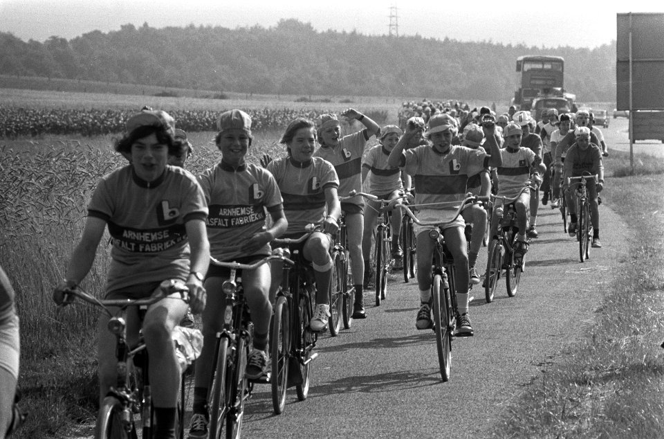 Jeugdronde Tour de Oude Jan in Velp van start gegaan, de jongelui onderweg, Bestanddeelnr 926-5643