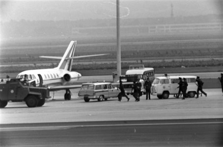 Japanner Furuya vanuit Parijse gevangenis overgevlogen naar Schiphol met Frans m, Bestanddeelnr 927-4517