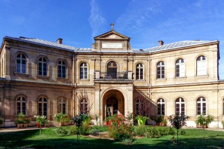 Jardin de la Fondation-Eugène-Napoléon - bâtiments de la fondation de face