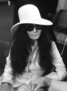 John Lennon en echtgenote Yoko Ono vertrekken van Schiphol naar Wenen in de vert, Bestanddeelnr 922-2499 (cropped)