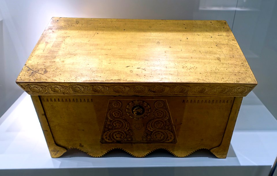 Jewel case, J. C. Boysen, Darmstadt, 1900-1902, mahogany, nacre and ivory inlay, copper - Museum Künstlerkolonie Darmstadt - Mathildenhöhe - Darmstadt, Germany - DSC06314