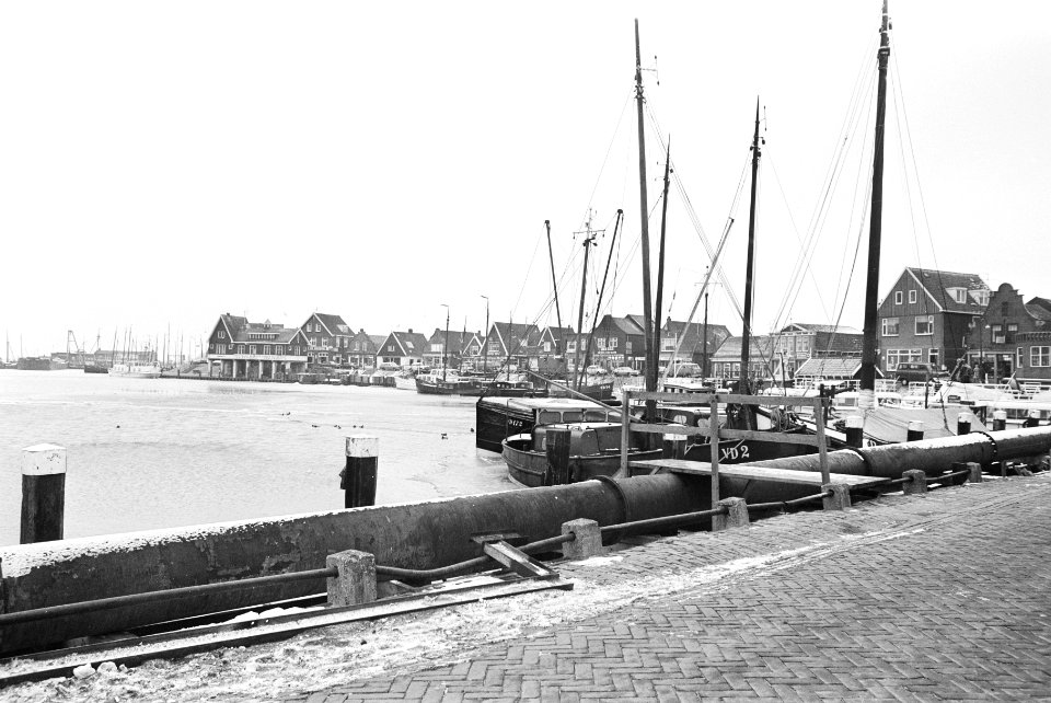 Jeugd schaatst in Volendam (niet in klederdracht), Bestanddeelnr 924-1307
