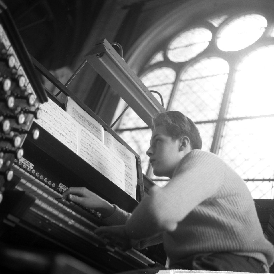 Katwijk aan Zee Jonge zeer begaafde organist Dick van Rijn uit aan het orgel va, Bestanddeelnr 912-3595