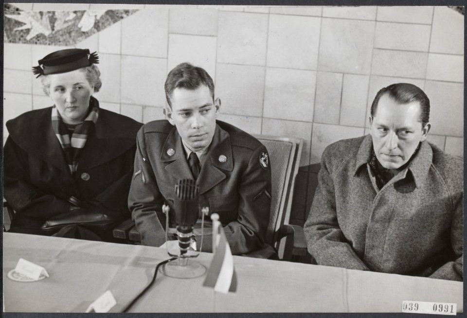 Jungschlaeger affaire. John Jungschlaeger (midden) is woensdagmiddag uit Amerika, Bestanddeelnr 039-0991