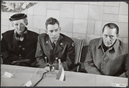 Jungschlaeger affaire. John Jungschlaeger (midden) is woensdagmiddag uit Amerika, Bestanddeelnr 039-0991