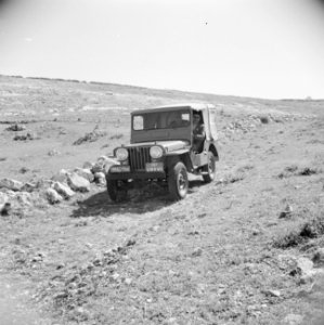 Jeep op een 'track', een onverharde weg, Bestanddeelnr 255-5692