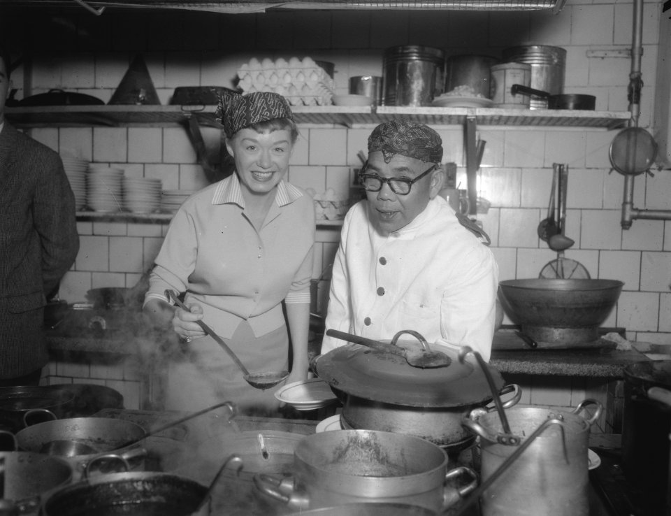 June Christy in de keuken van het Indische restaurant Bali, Bestanddeelnr 909-4069