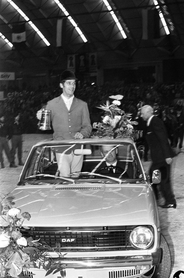 Jumping Amsterdam in de RAI, Alwin Schockemohle met beker in gewonnen auto, Bestanddeelnr 926-0738