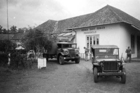 Jeep en ambulance voor het ziekenhuis van Poerworedjo, Bestanddeelnr 2736