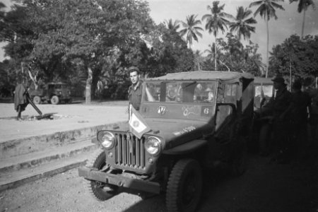 Jeep V-Brigade (waarin generaal Buurman van Vreeden vervoerd wordt) met vlagget…, Bestanddeelnr 336-6-8