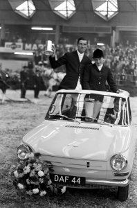 Jumping Amsterdam . Op weg naar ereloge. S. Hayes en miss M. McDowell rijden ere, Bestanddeelnr 920-8205