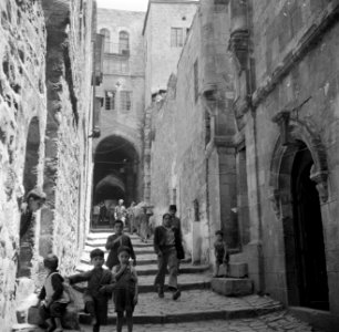 Jeruzalem Een deel van de Via Dolorosa met publiek waaronder kinderen, Bestanddeelnr 255-1644