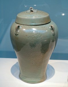 Jar with lid and incised design of lotus sprays, Korea, Gangjin or Buan kilns, Goryeo period, 1150-1200 AD, stoneware, celadon glaze - Freer Gallery of Art - DSC04882